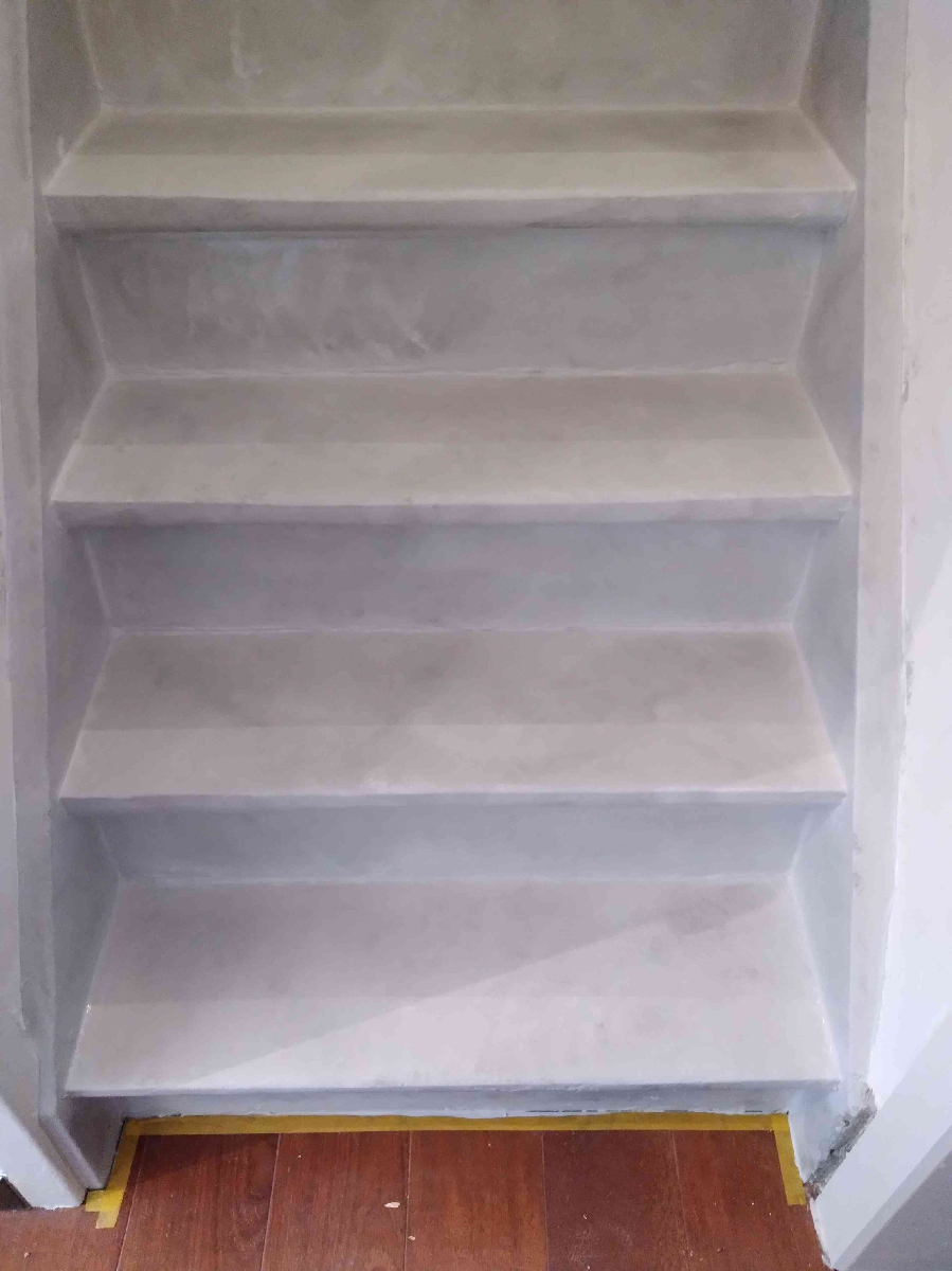 Rénovation escalier peinture effet béton