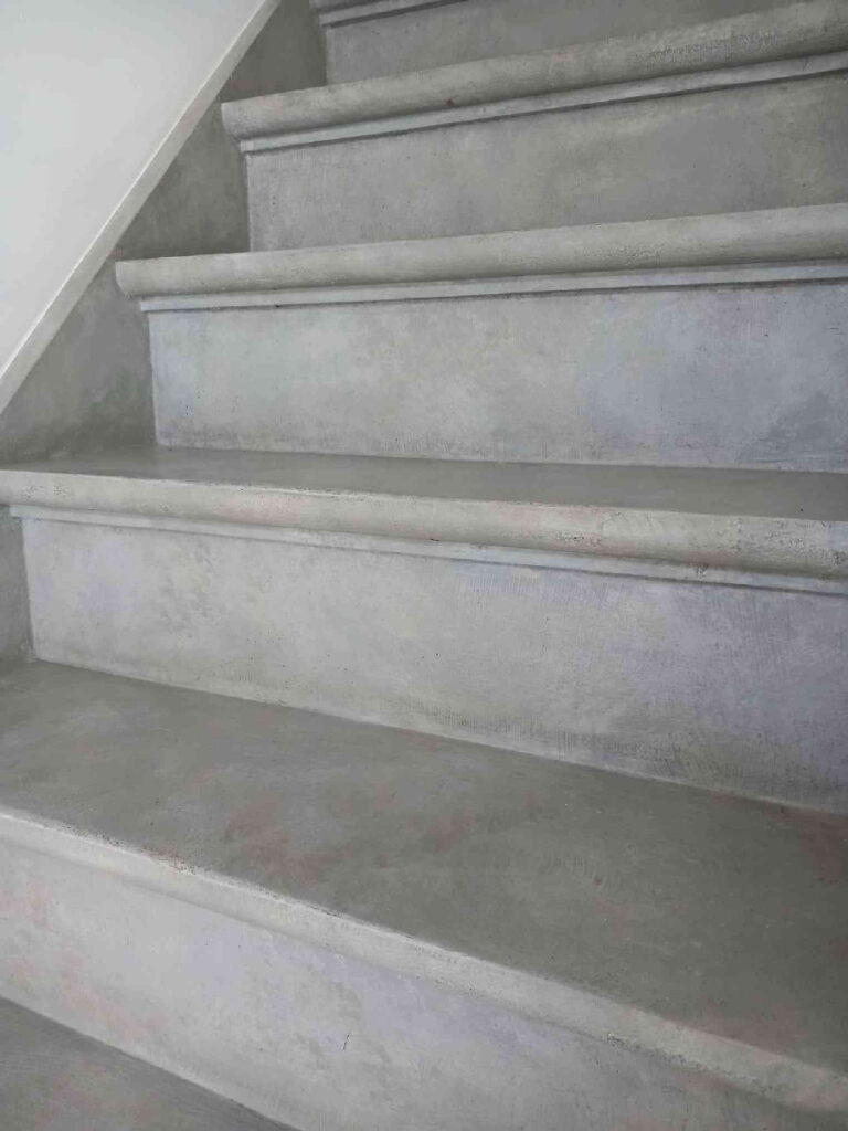 Peinture escalier intérieur finition béton décoratif