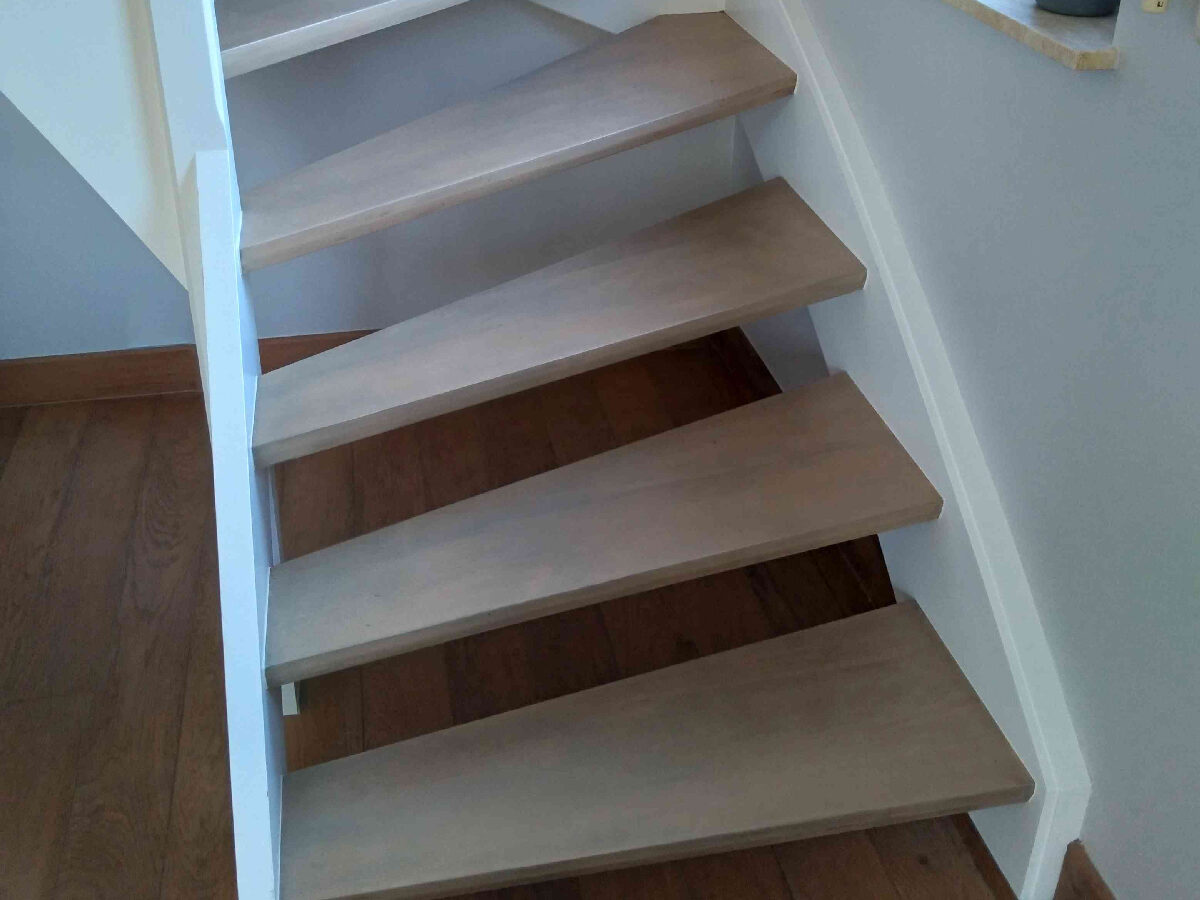Escalier effet béton ciré finition moderne