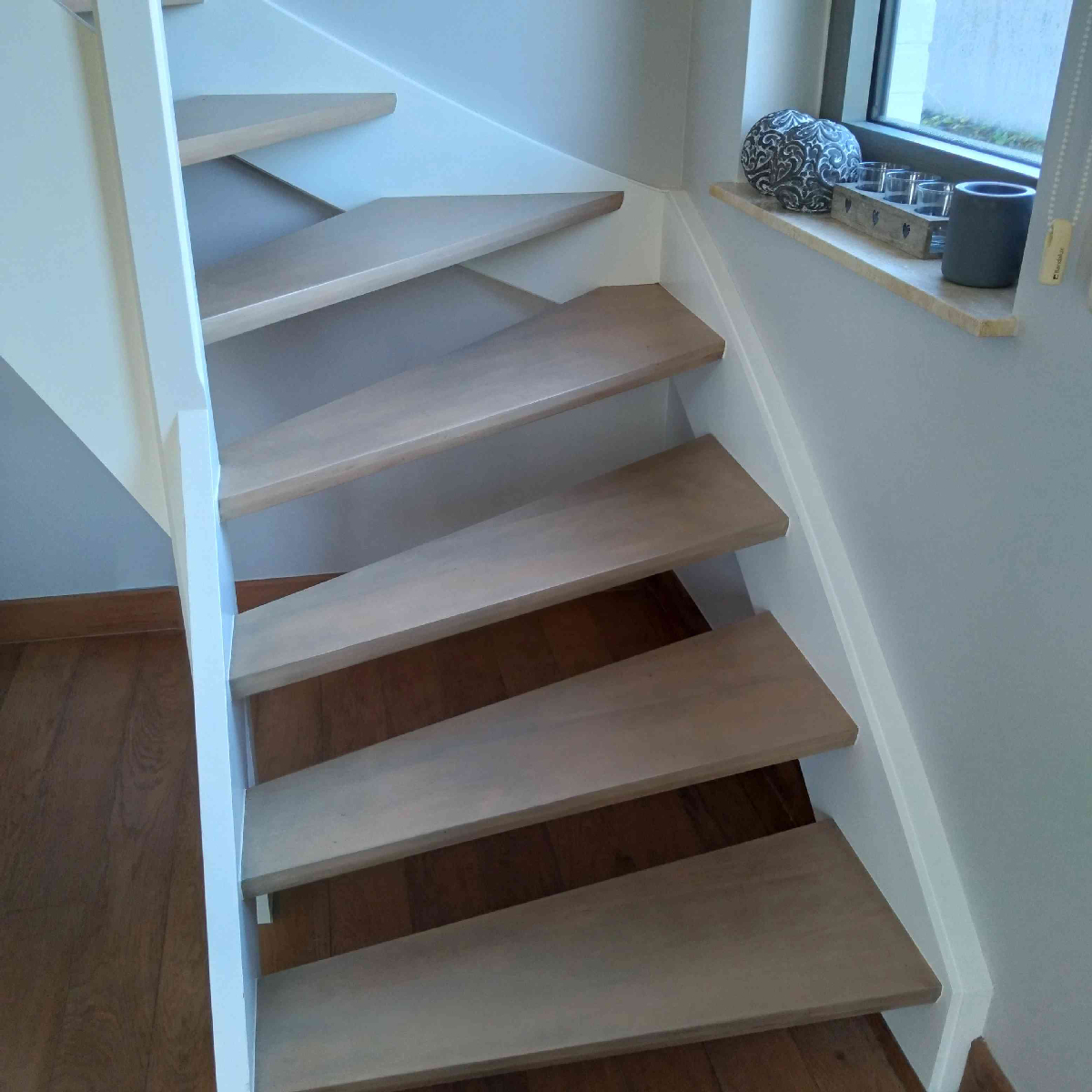 Escalier rénové peinture unie finition soignée