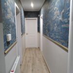 Couloir avec papier peint panoramique bleu et parquet clair