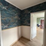 Pièce avec papier peint panoramique nature et soubassement