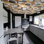 Cuisine moderne avec papier peint plafond graphique design
