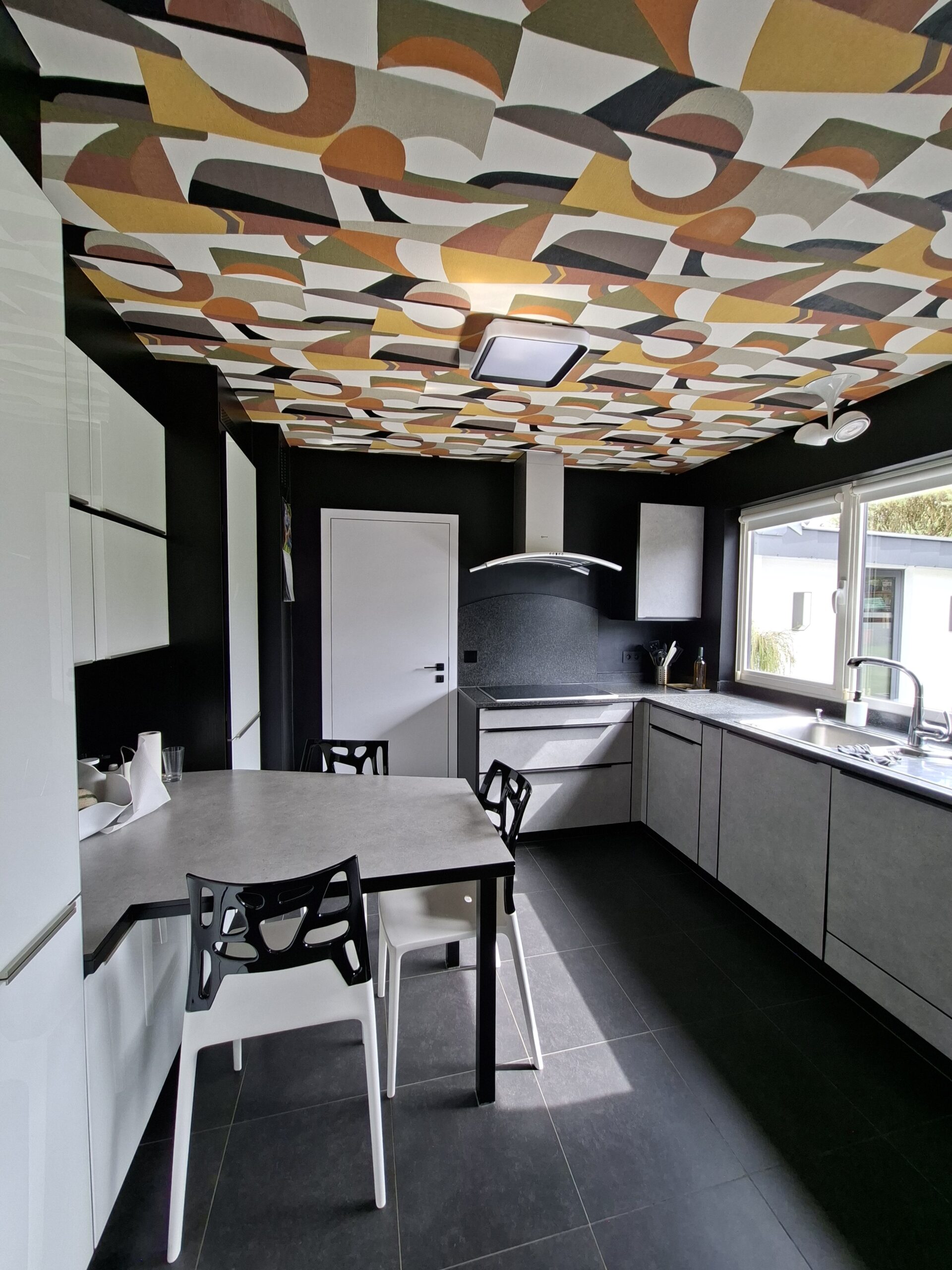 Cuisine moderne avec papier peint plafond graphique design