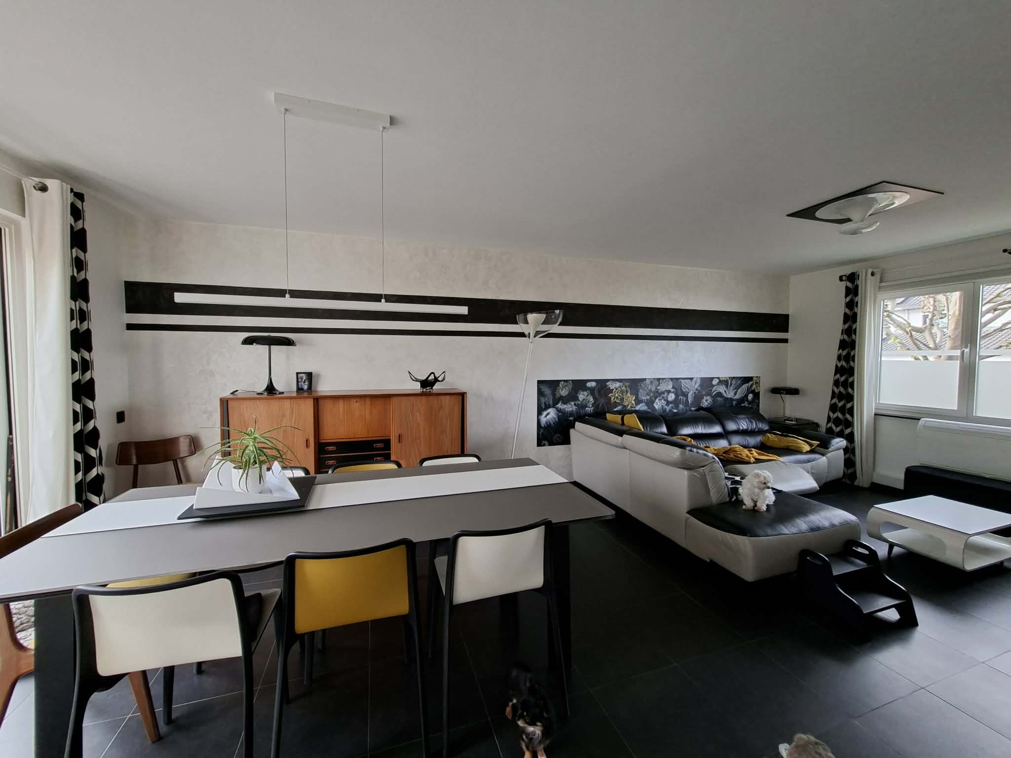 Intérieur décoré avec style contemporain et finitions soignées
