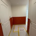 Couloir avec soubassement rouge et mur en préparation