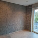 Pièce vide avec papier peint texturé moderne gris