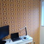 Bureau avec papier peint géométrique rétro orange