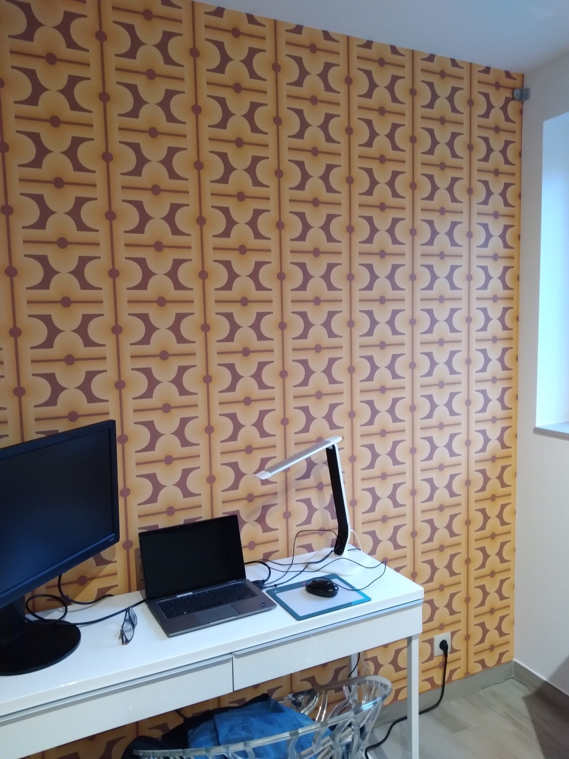 Bureau avec papier peint géométrique rétro orange