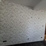 Mur intérieur avec papier peint floral clair rénovation