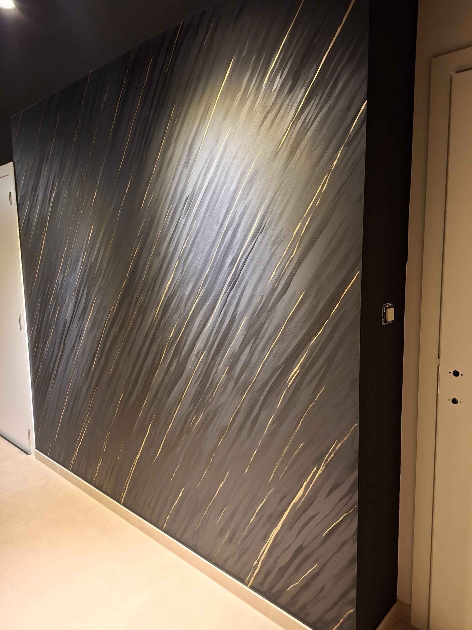 Décoration murale haut de gamme effet marbre noir et doré dans une maison moderne