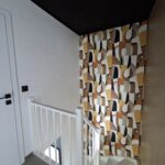 Escalier avec papier peint géométrique coloré moderne