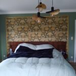 Chambre avec papier peint panoramique nature en tête de lit