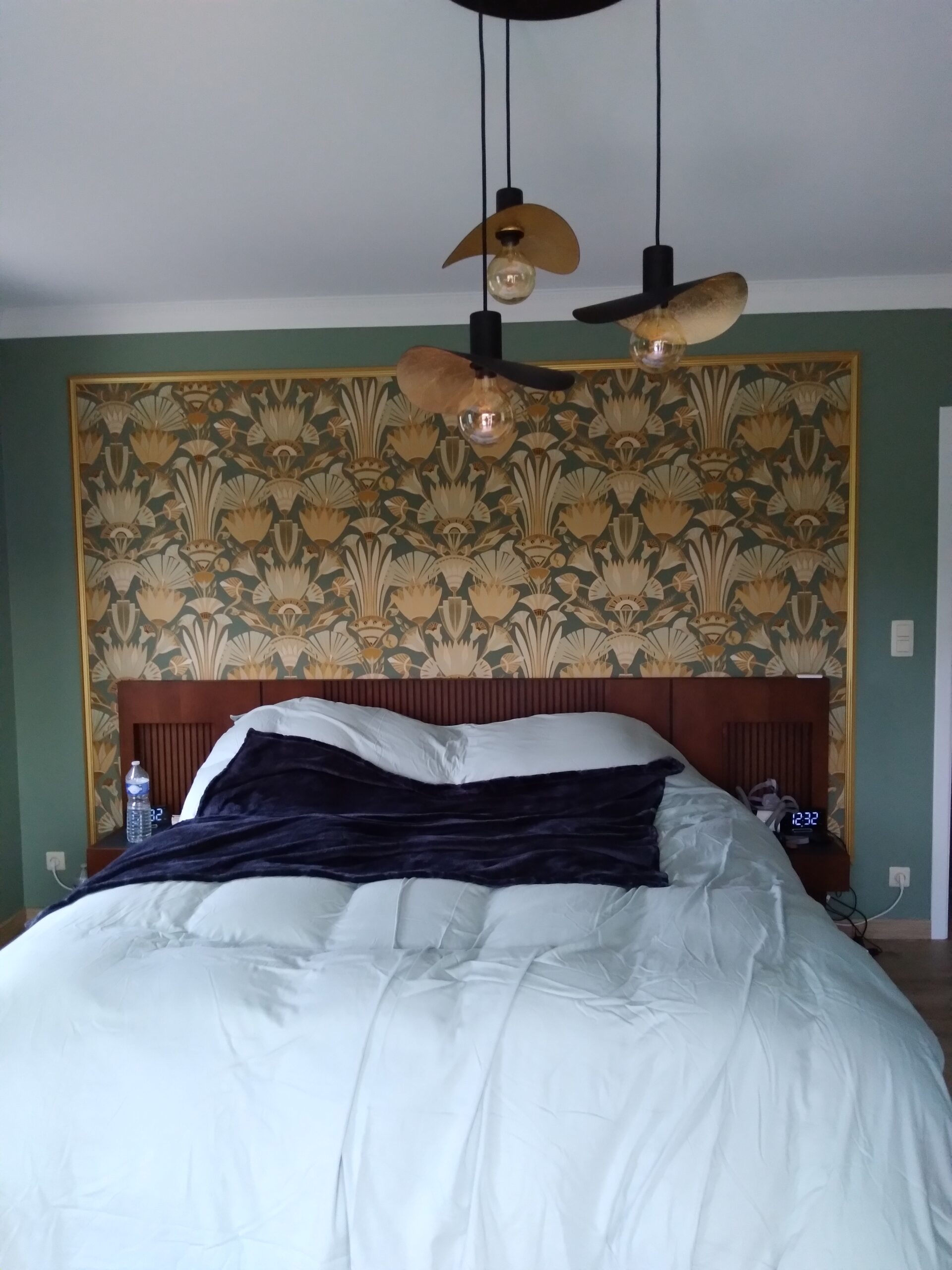 Chambre avec papier peint panoramique nature en tête de lit