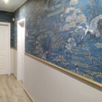 Couloir avec papier peint panoramique bleu et soubassement blanc