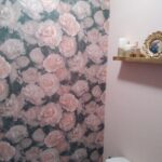 Mur avec papier peint floral rose décoratif