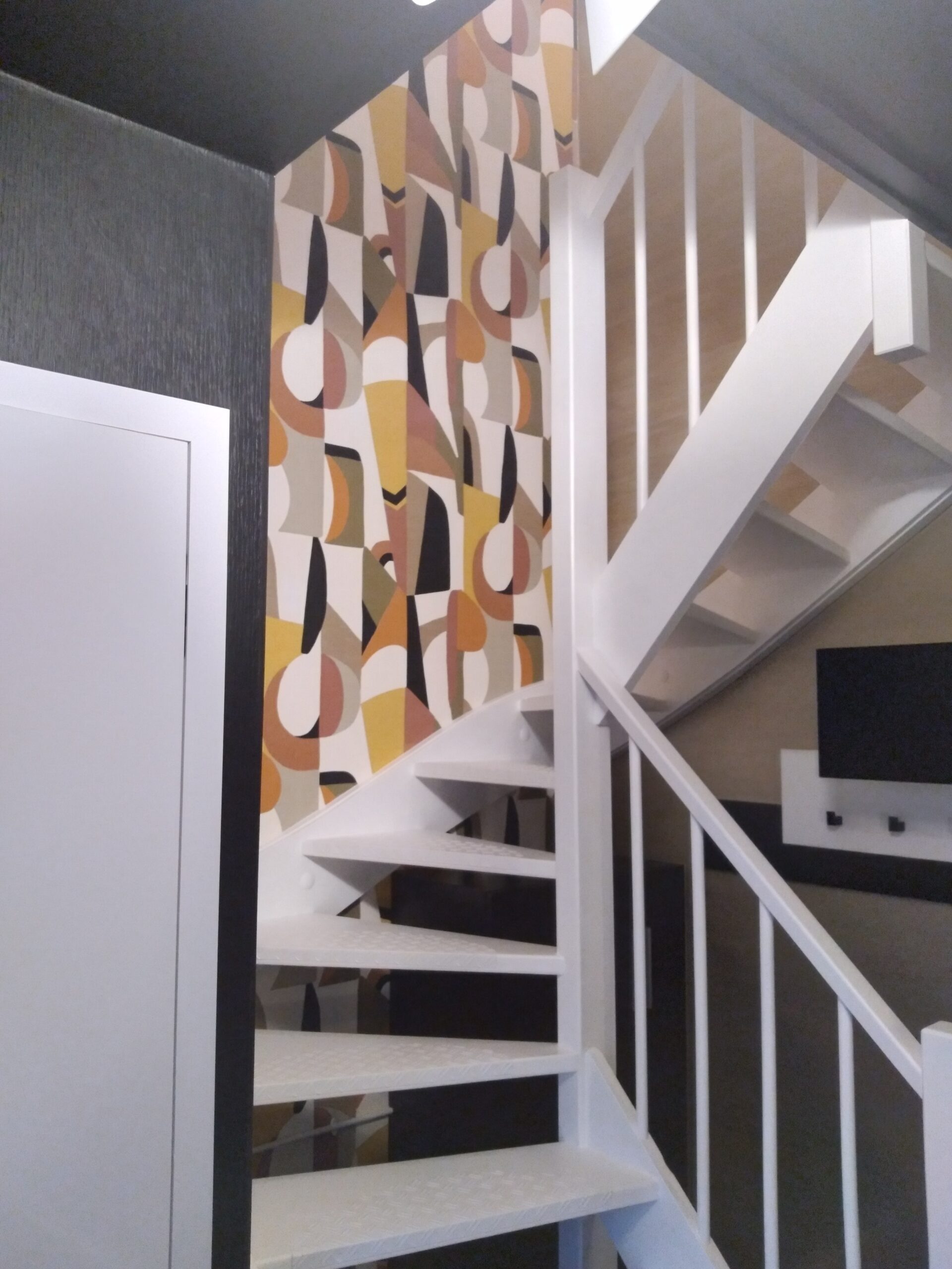 Escalier avec papier peint coloré et structure blanche