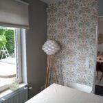 Chambre avec papier peint floral et décoration douce