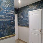 Chambre avec papier peint bleu et mur décoratif