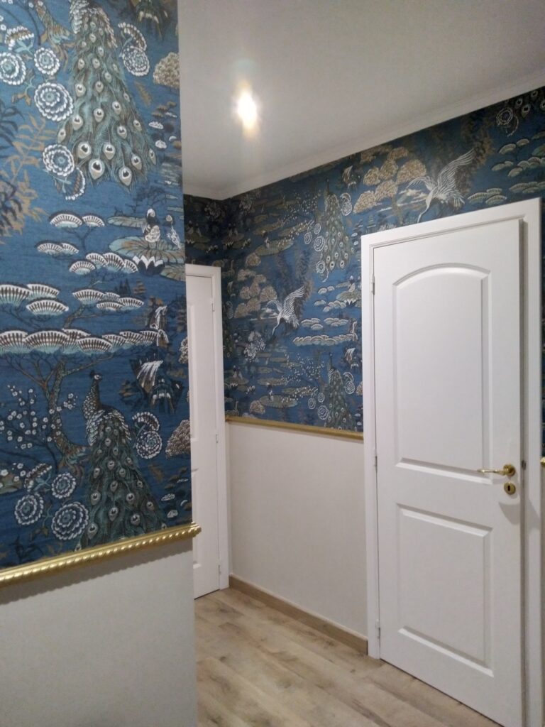 Chambre avec papier peint bleu et mur décoratif