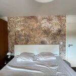 Chambre avec papier peint panoramique nature beige