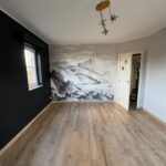 Pièce vide avec papier peint mural effet pierre