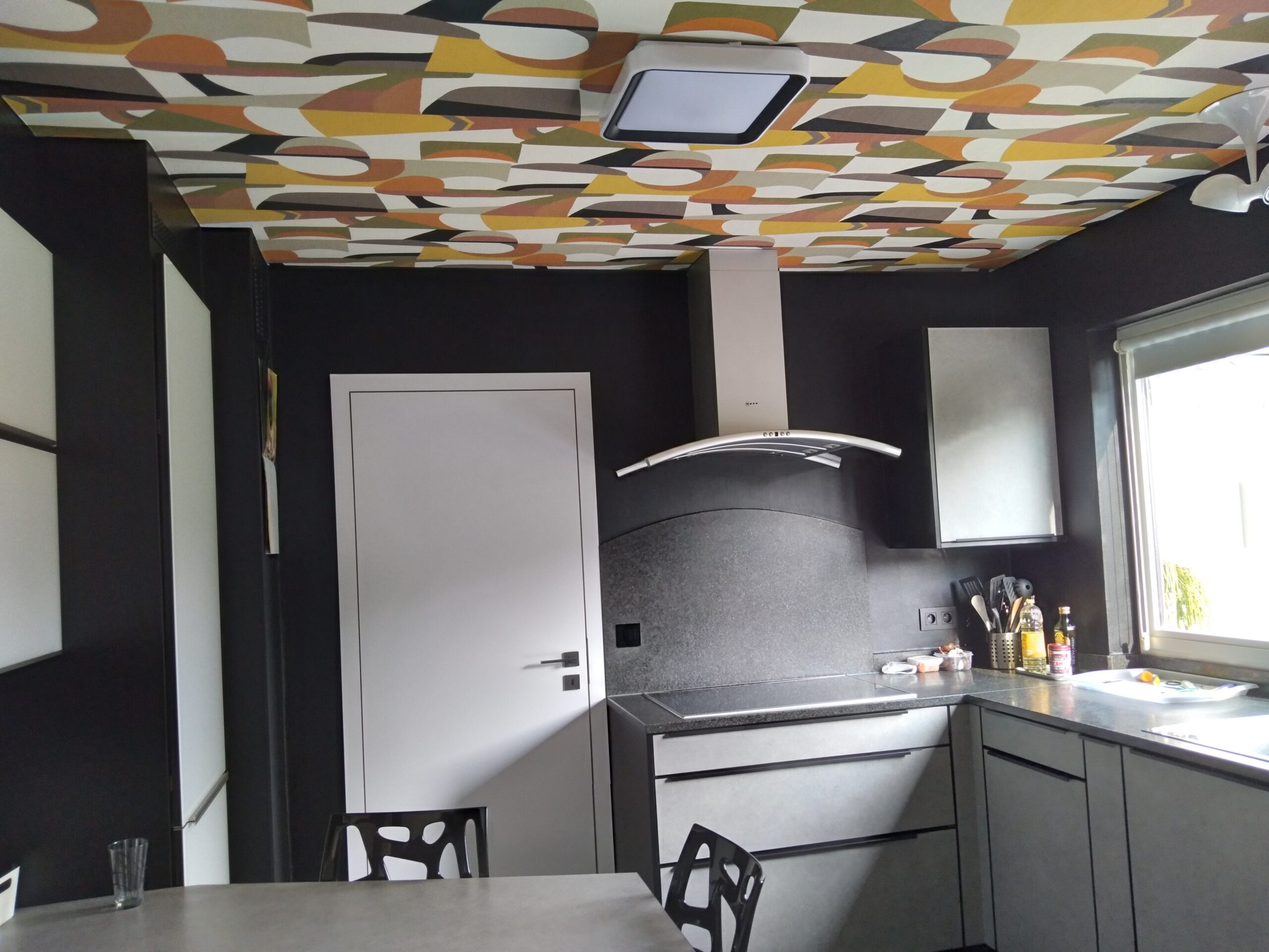 Cuisine avec papier peint plafond graphique design