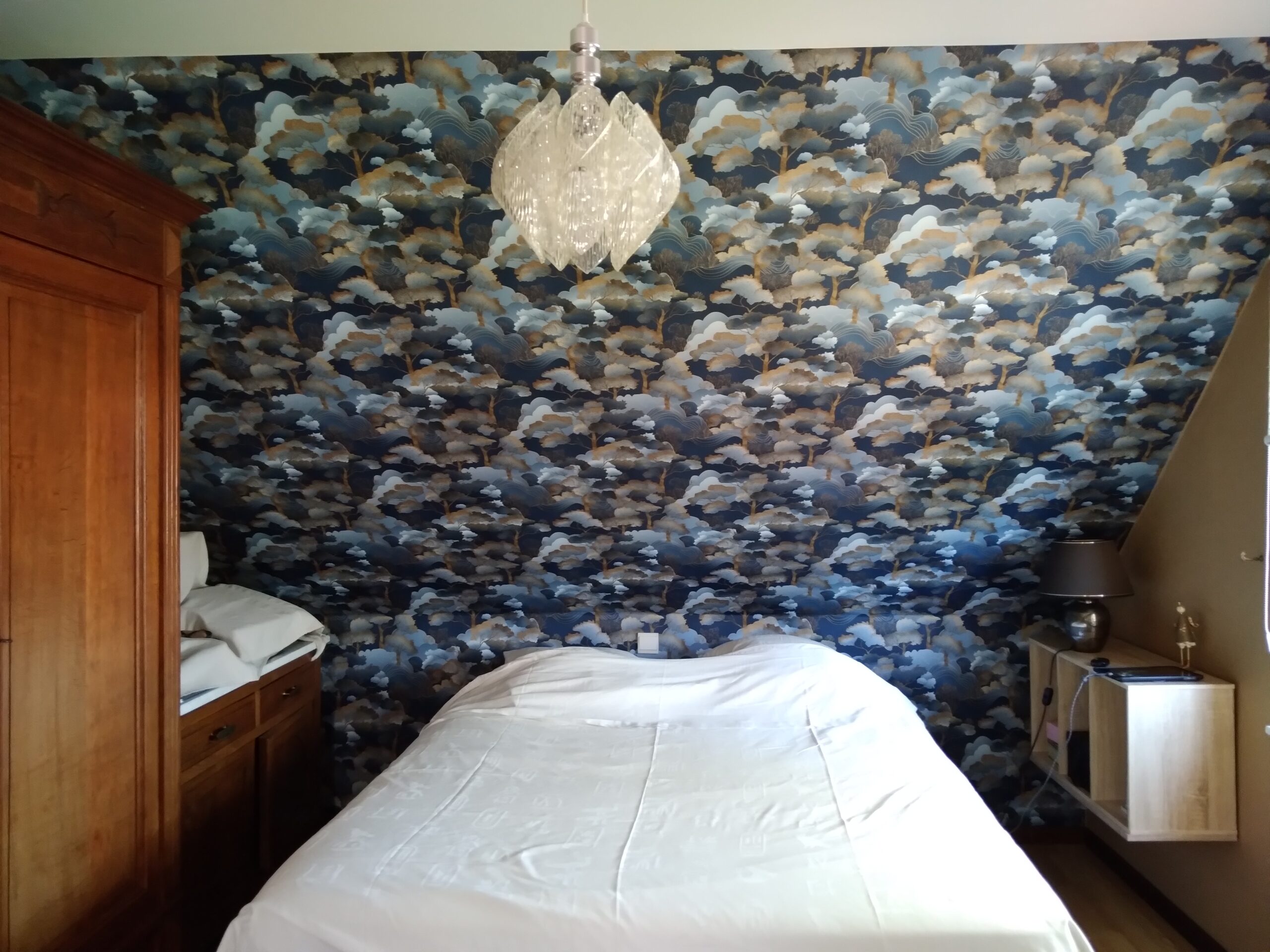 Chambre sous pente avec papier peint panoramique nature