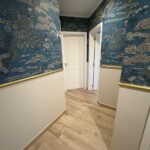 Couloir avec papier peint mural et parquet clair