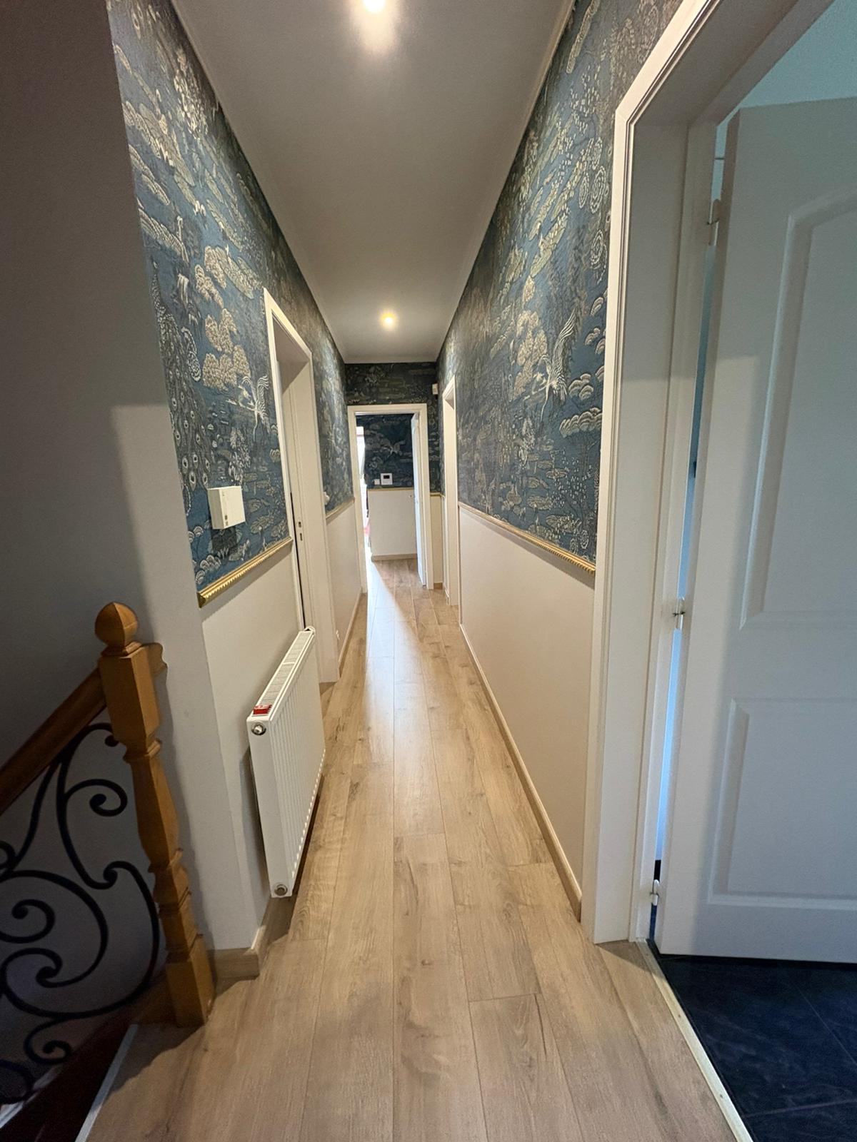 Couloir étroit avec papier peint panoramique moderne