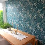 Salle à manger avec papier peint floral bleu lumineux