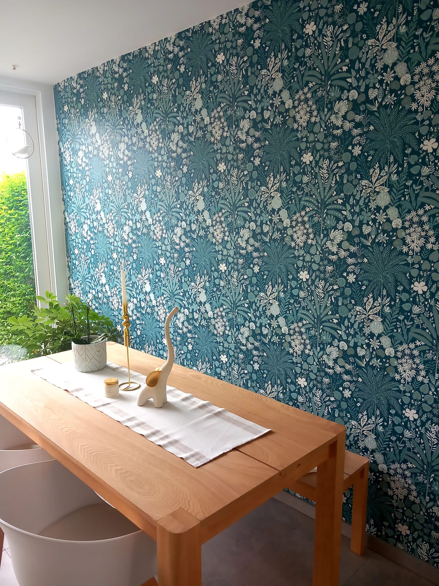 Salle à manger avec papier peint floral bleu lumineux