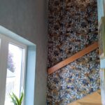 Escalier avec papier peint texturé motif dense