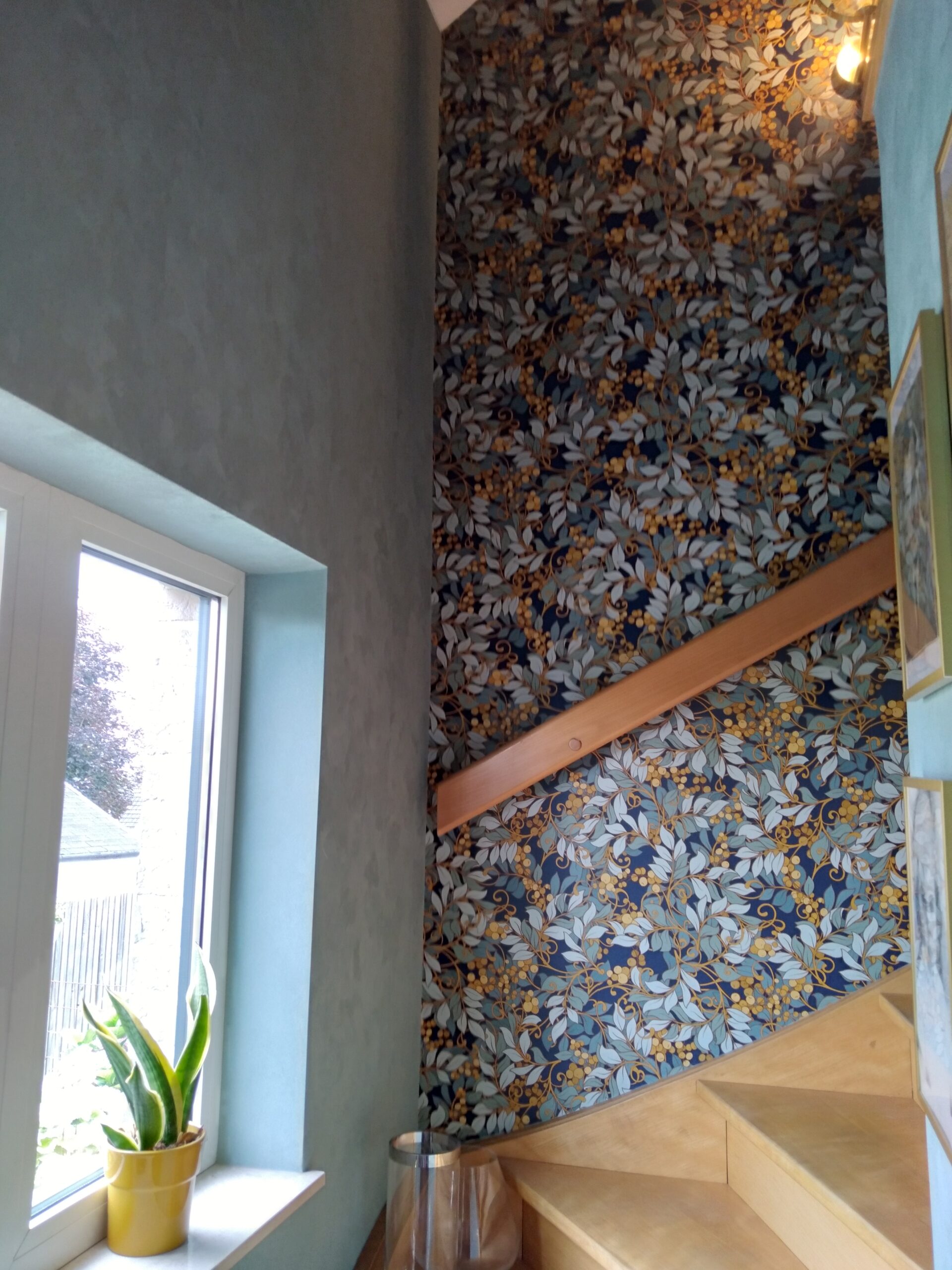 Escalier avec papier peint texturé motif dense