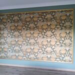 Chambre avec papier peint floral et mur décoratif