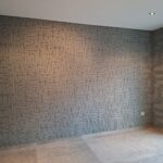 Mur avec papier peint texturé moderne tons neutres