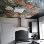 Cuisine rénovée avec papier peint décoratif au plafond
