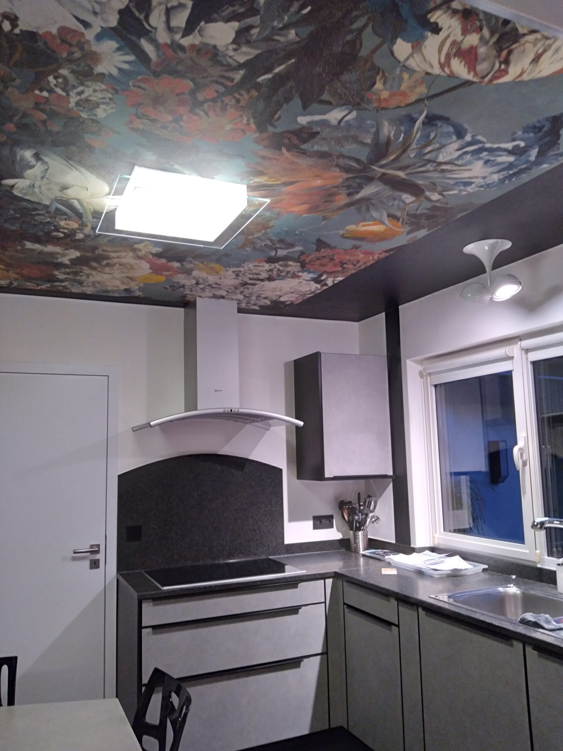 Cuisine moderne avec papier peint plafond motif artistique
