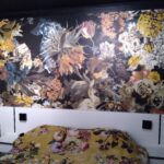 Chambre avec papier peint panoramique motif nature en tête de lit